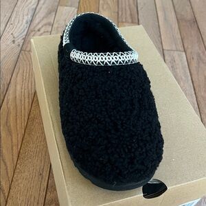 UGG® women’s Tasman Maxi Curly Genuine Shearling
Slipper